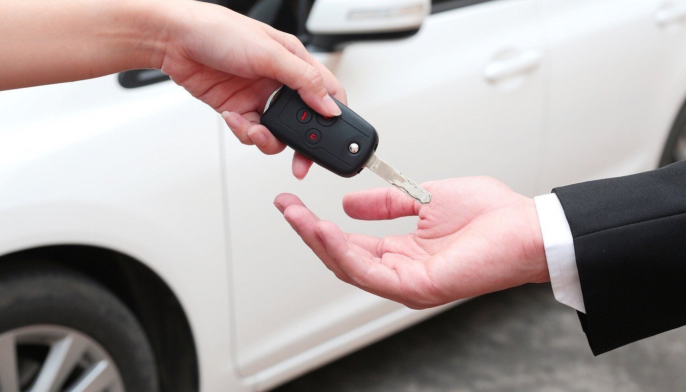 Rental vehicle key handoff